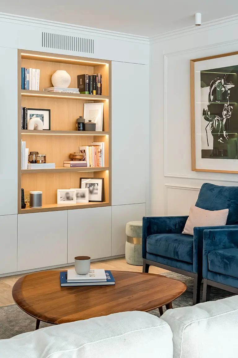 Rincón de lectura con librería y butacas