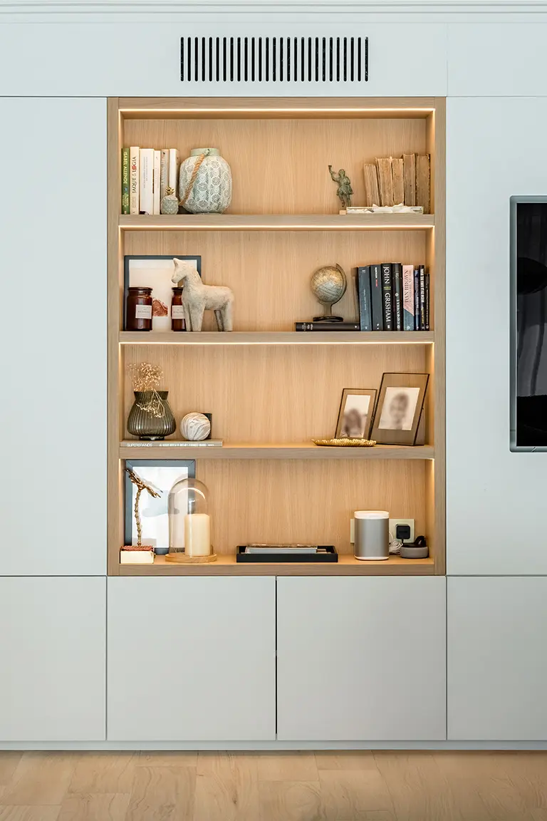 Librería combinado blanco madera con iluminación LED