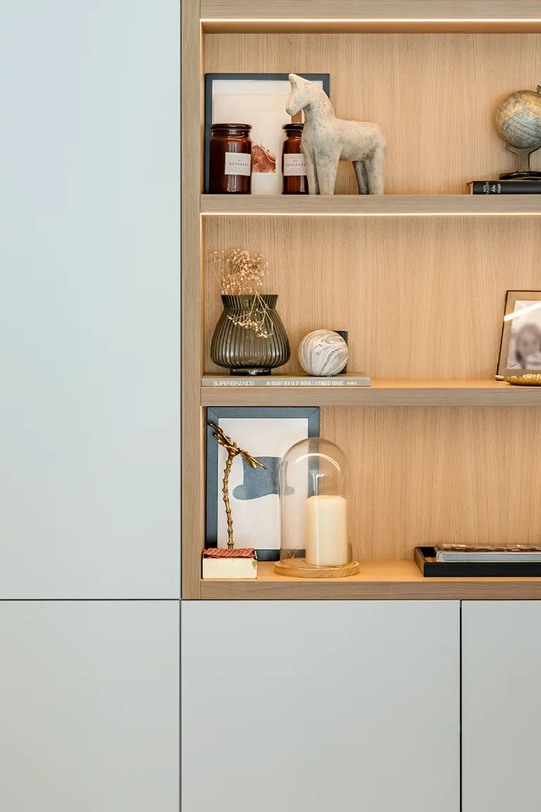 Detalle de la librería con puertas inferiores