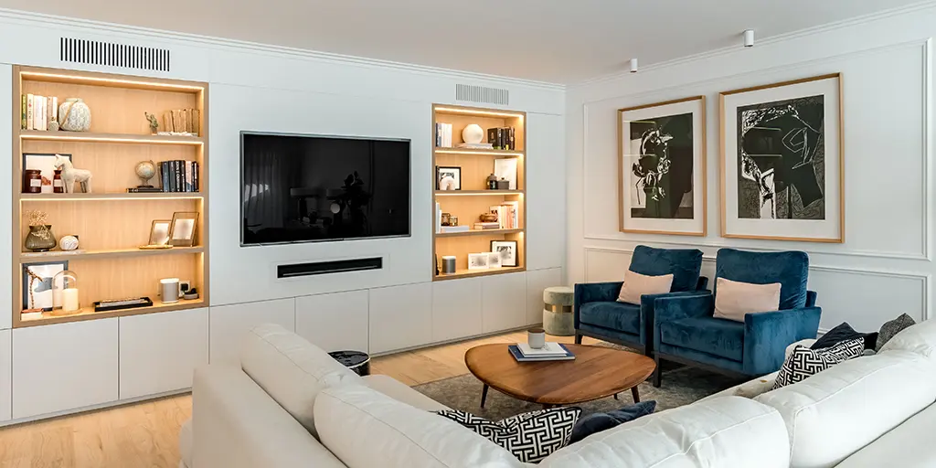 Salón con librería mural a medida, dos módulos de librería y central con tv incorporada