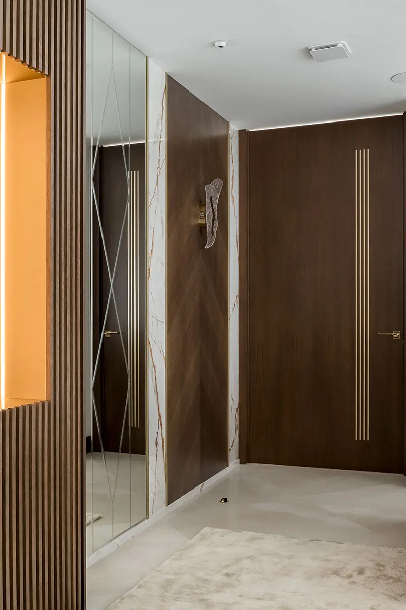 Hall de vivienda con puerta a medida color nogal