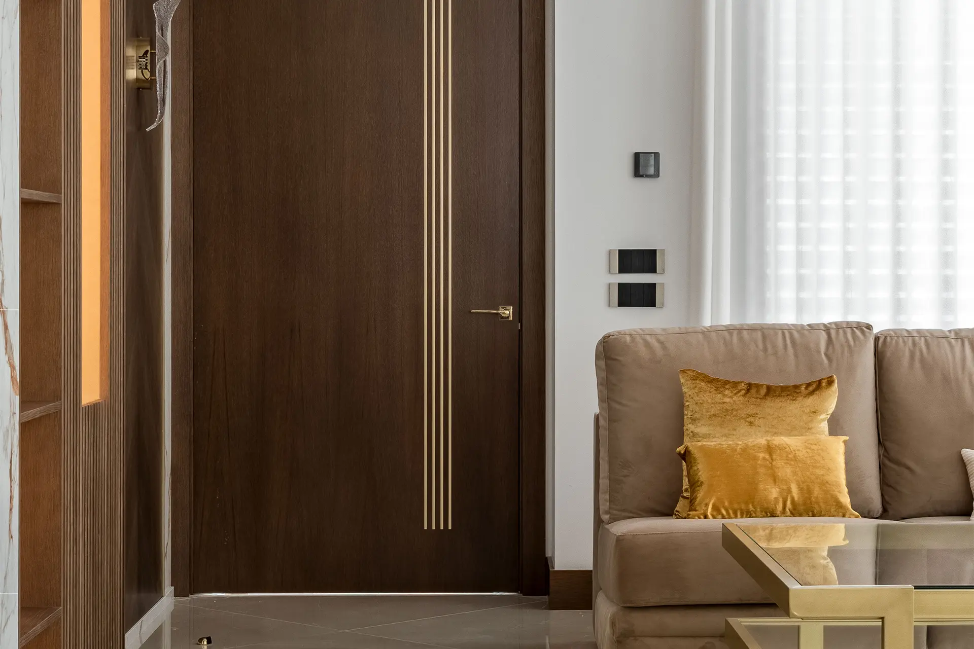 Vinoteca a medida en pasillo de vivienda