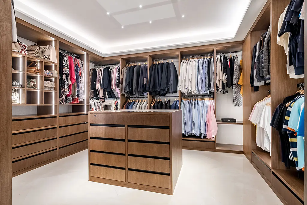 Armarios a medida para vestidor en madera de nogal oscurecida