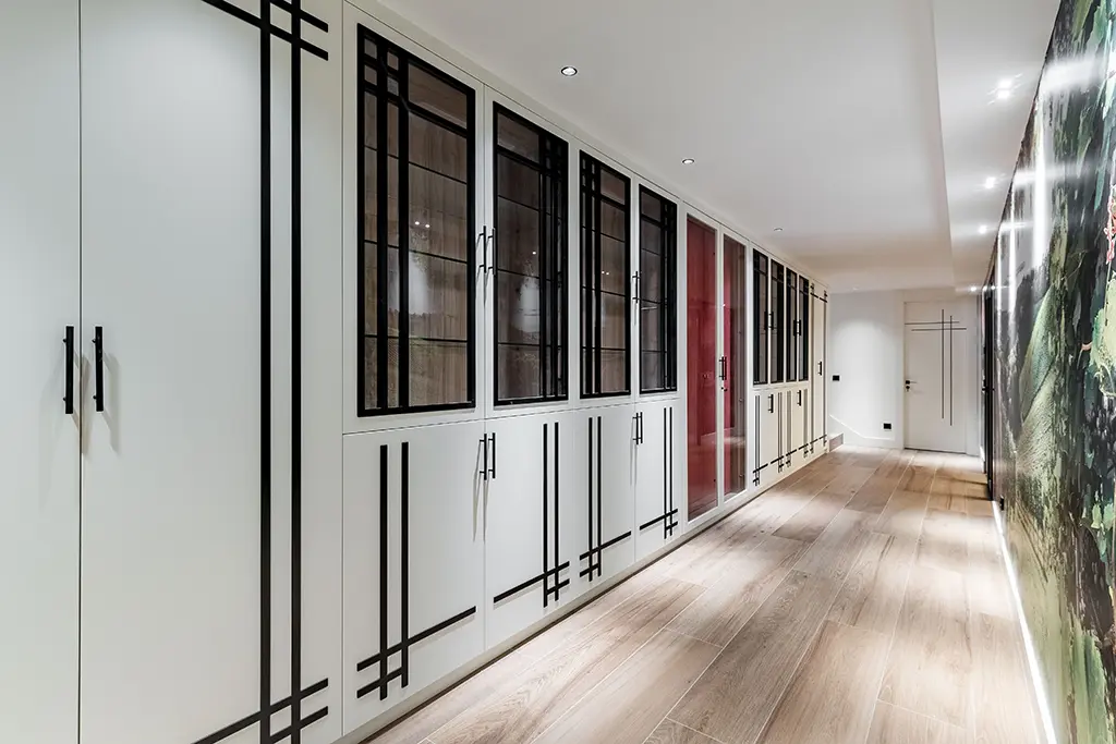 Vinoteca a medida en pasillo de vivienda