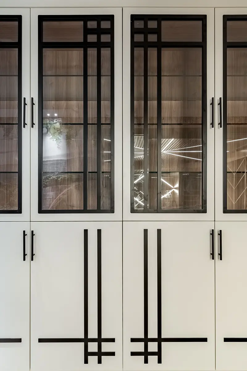 Vitrina a medida con puertas blancas y detalles en negro