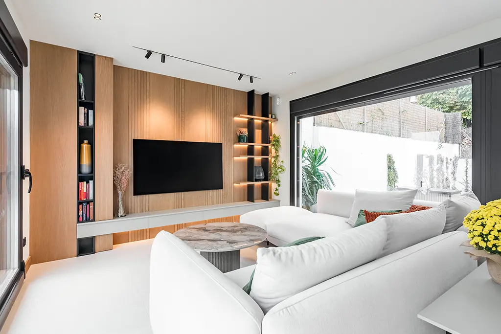 Mueble a medida para salón con panelado rechapado roble y módulo suspendido blanco