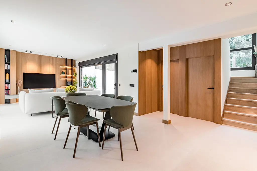 Vinoteca a medida en pasillo de vivienda