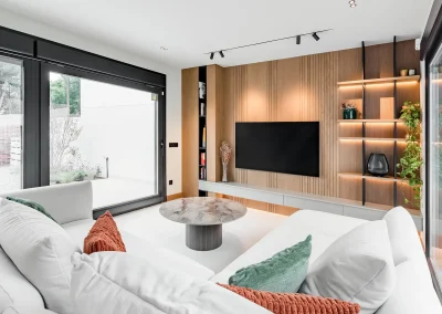 Panel decorativo con librería y mueble TV