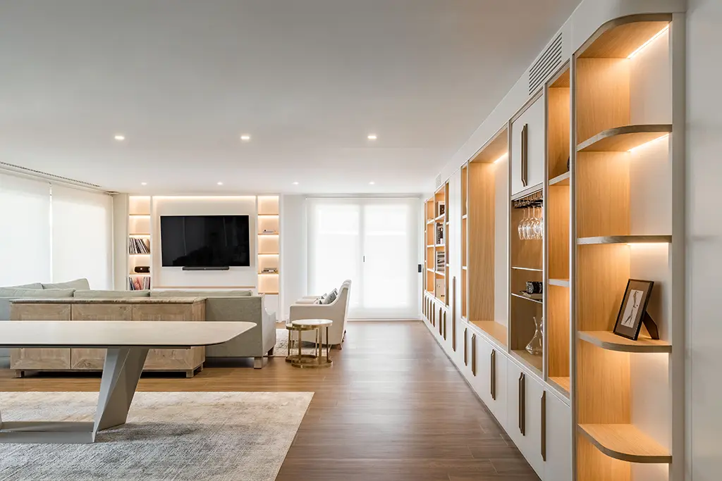 Zona de comedor en primer plano con mesa a medida