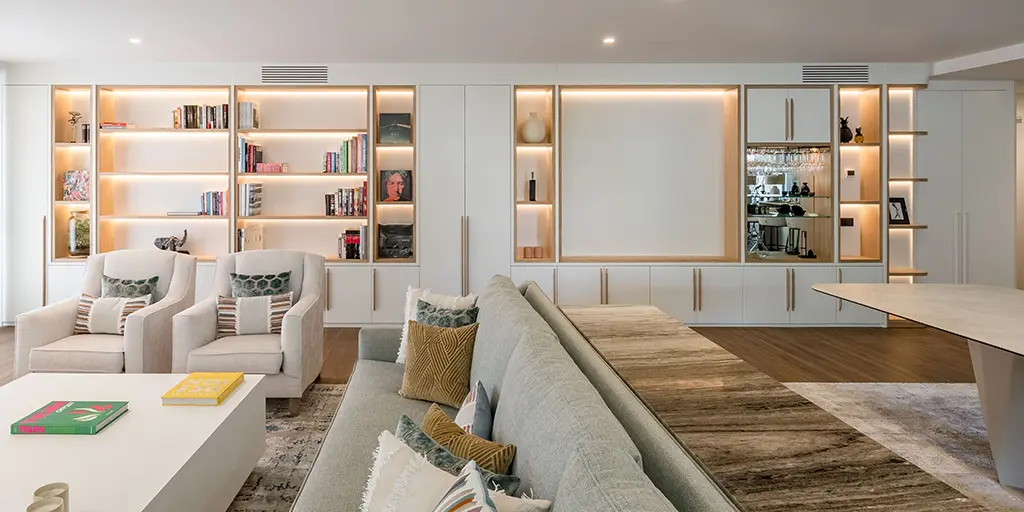 Alzado de Mueble mural de grandes dimensiones combinado blanco y madera