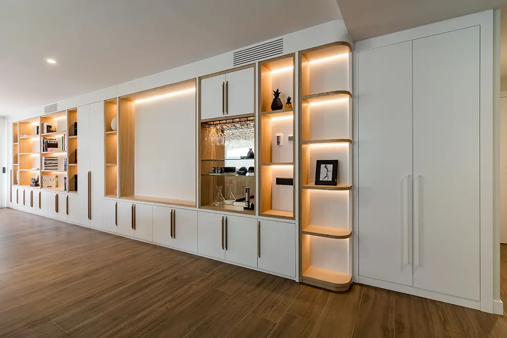 Mueble mural de grandes dimensiones con espacio bajo de almacenamiento