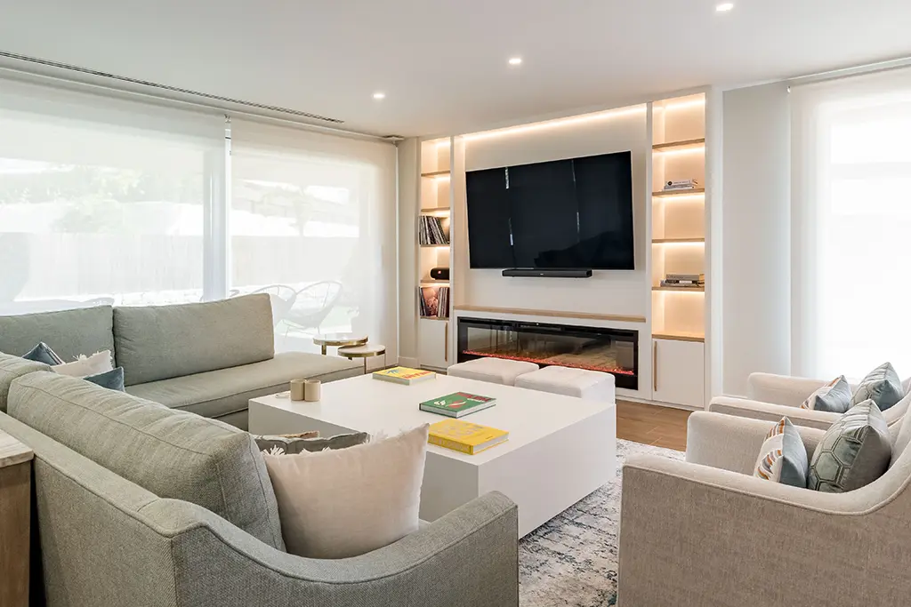 Rincón TV con sofás y chimenea eléctrica