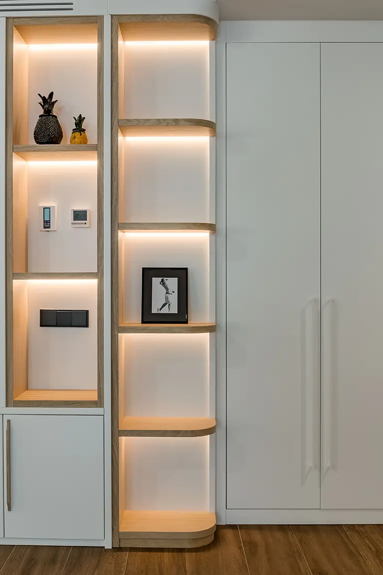 Remate lateral de mueble con estantería