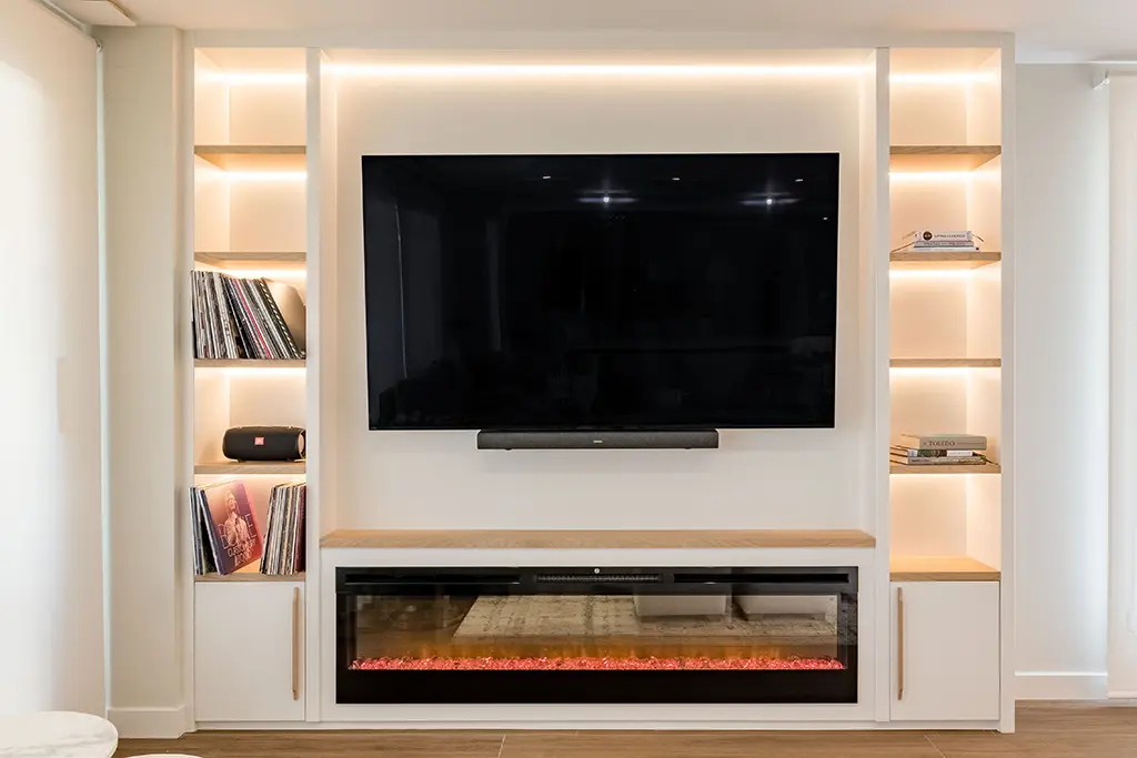 Chimenea eléctrica encastrada en mueble de salón a medida
