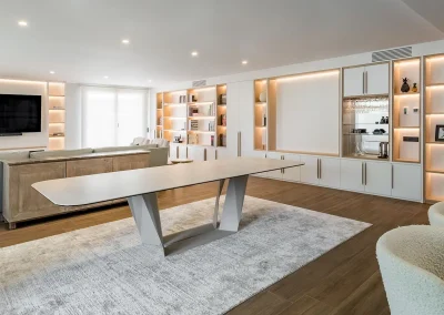 Salón 80’s con mesa industrial