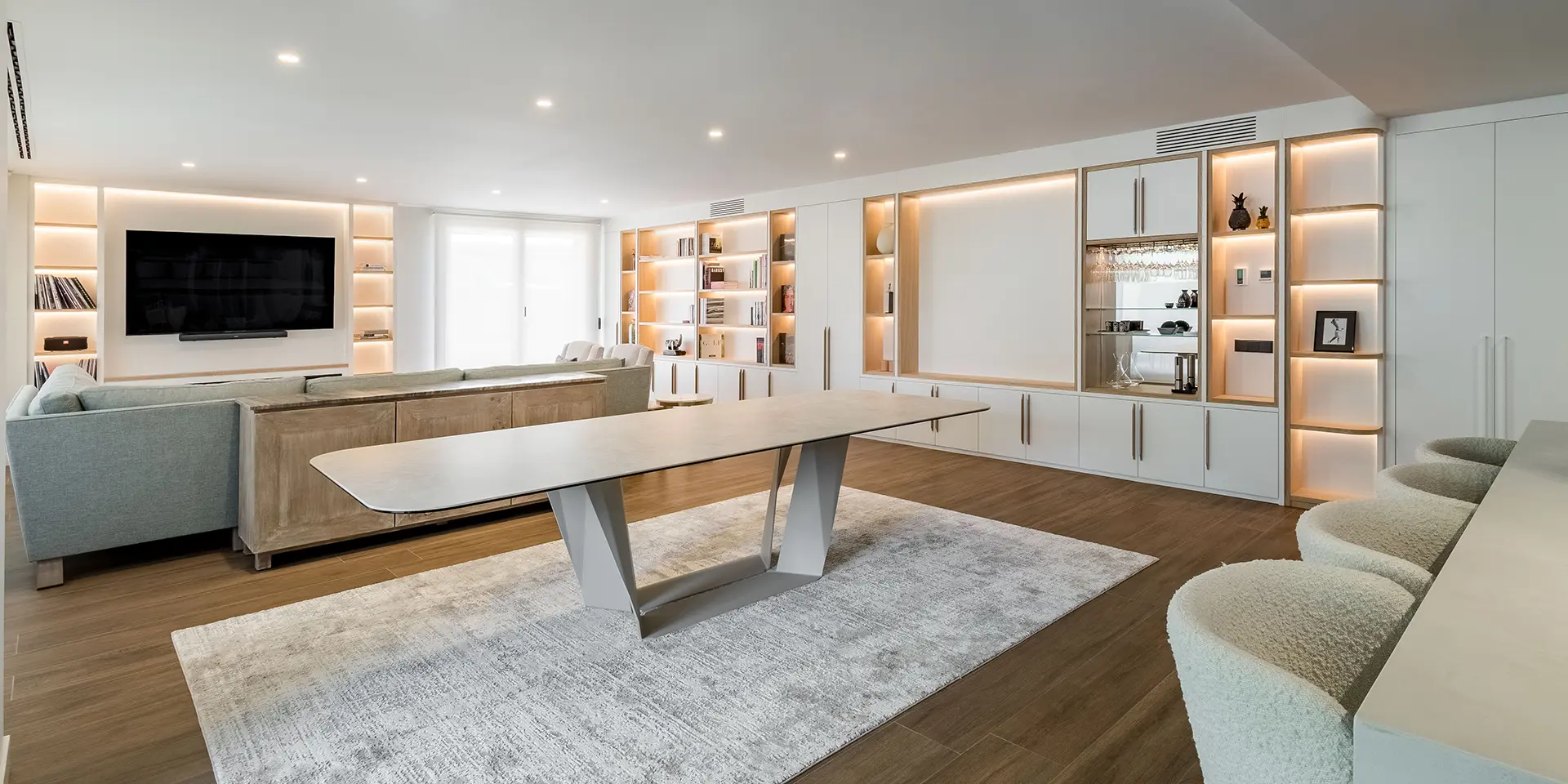 Visión panorámica del salón con mueble mural de grandes dimensiones