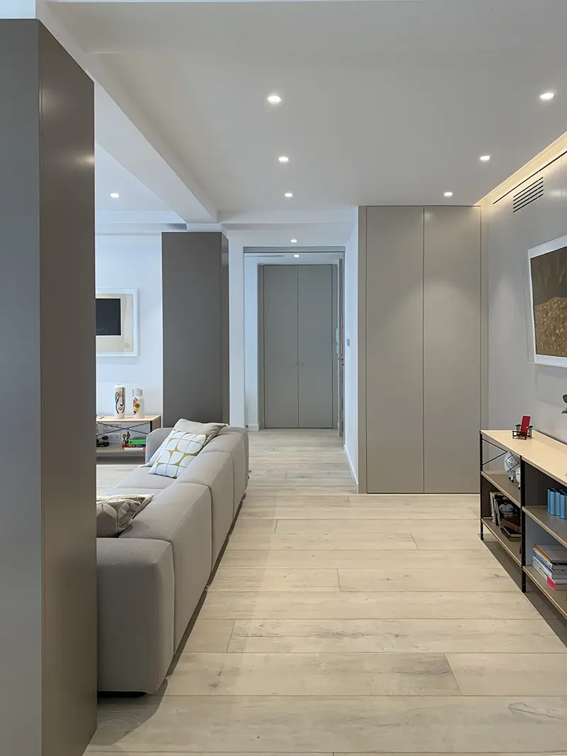 Salón Consola a medida con estructura de acero y baldas de madera