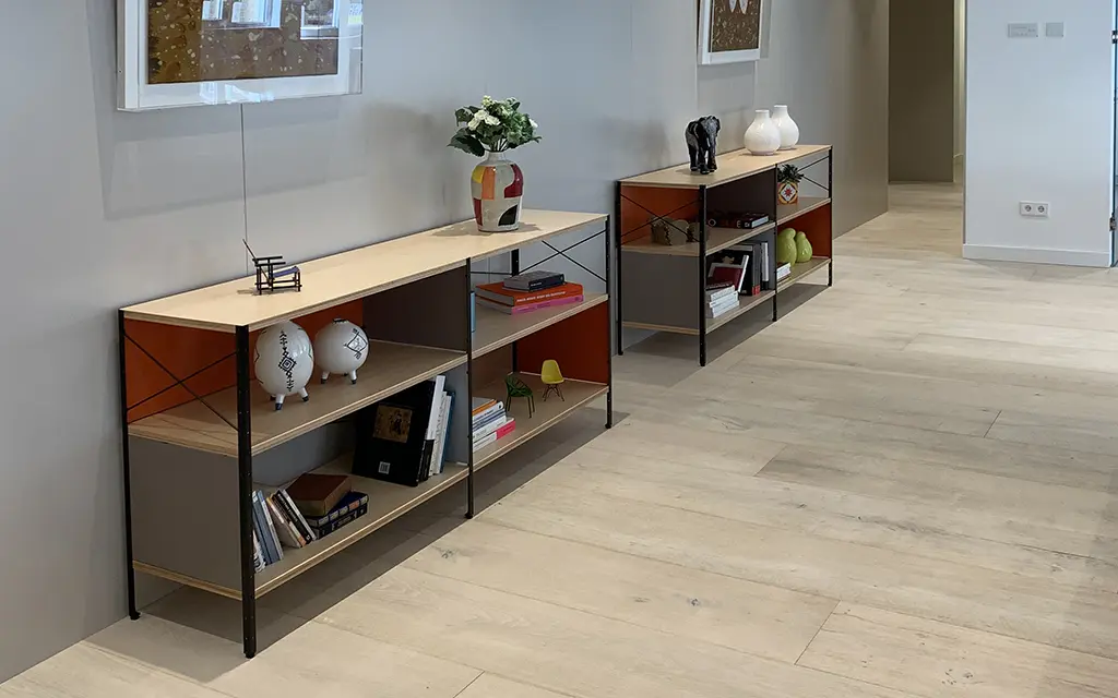 Aparador sin puertas rojo, negro, gris y madera