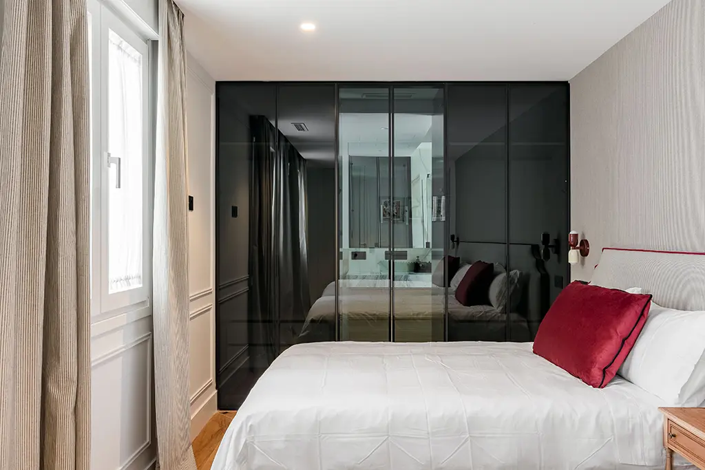 Frente de armario con puertas en cristal negro