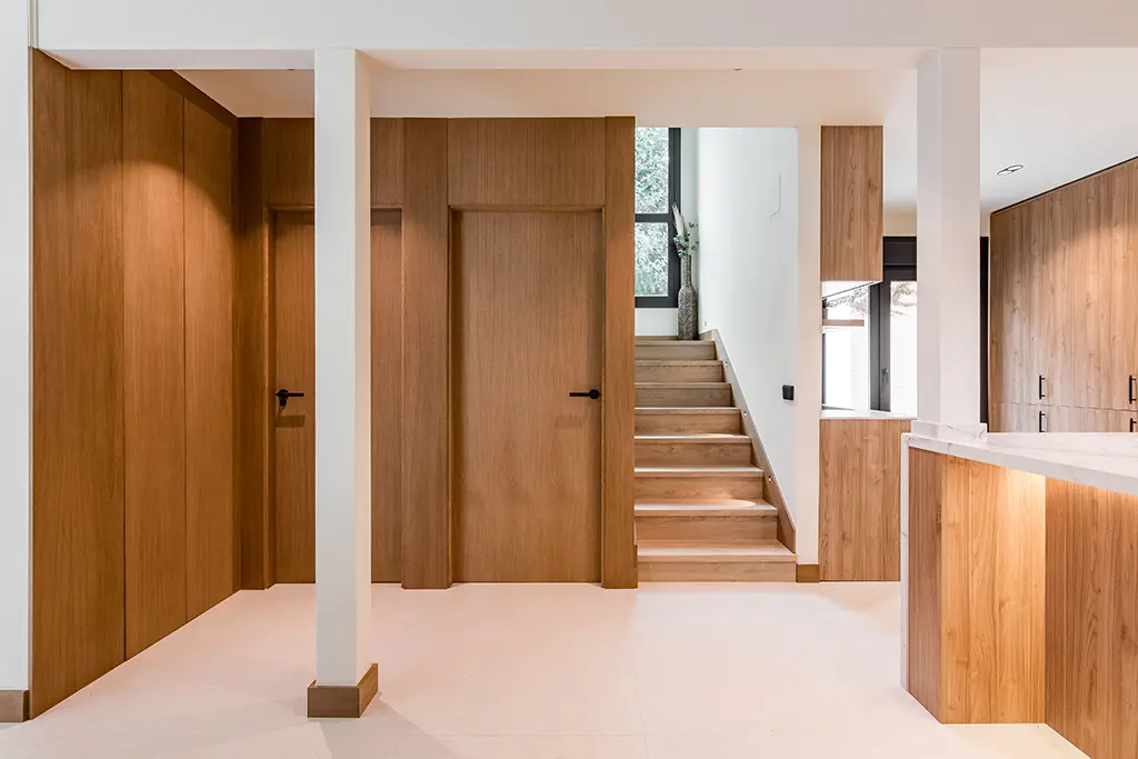 Carpintería de madera para vivienda, escaleras y puertas de paso en roble