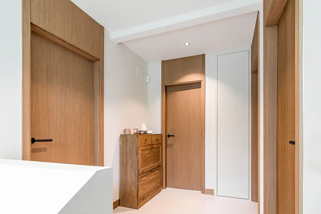 pasillo distribuidor con puertas interiores a medida en roble