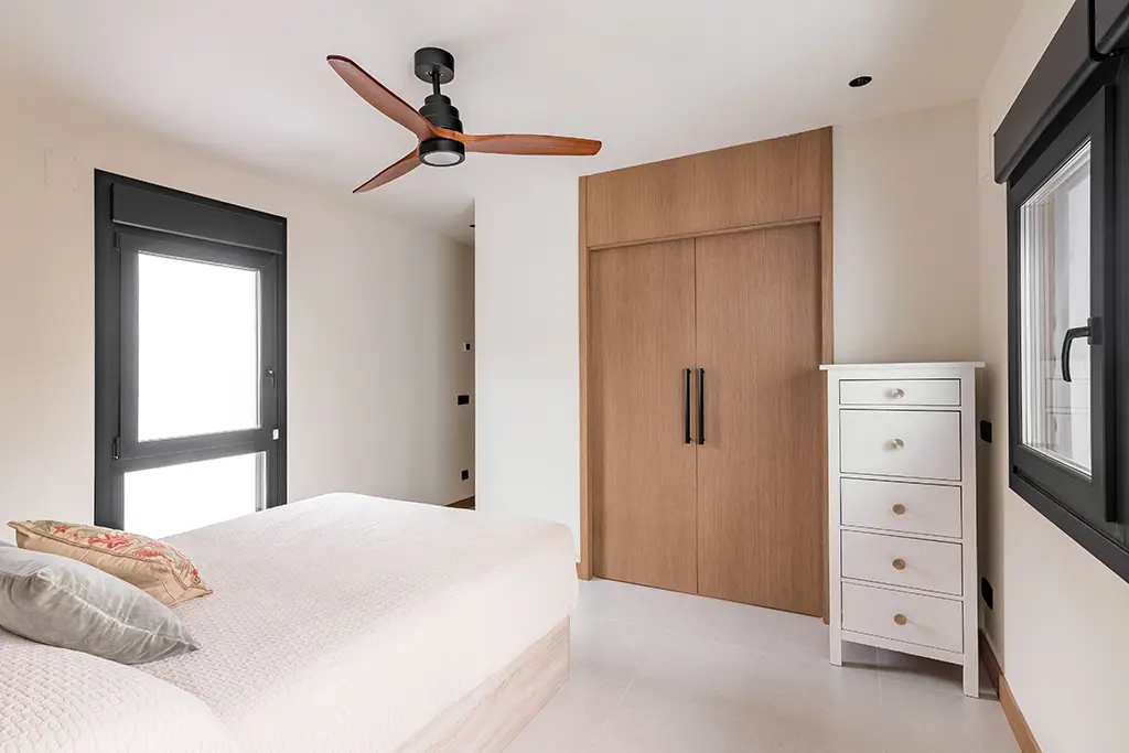 Dormitorio de matrimonio y puertas de vestidor a medida