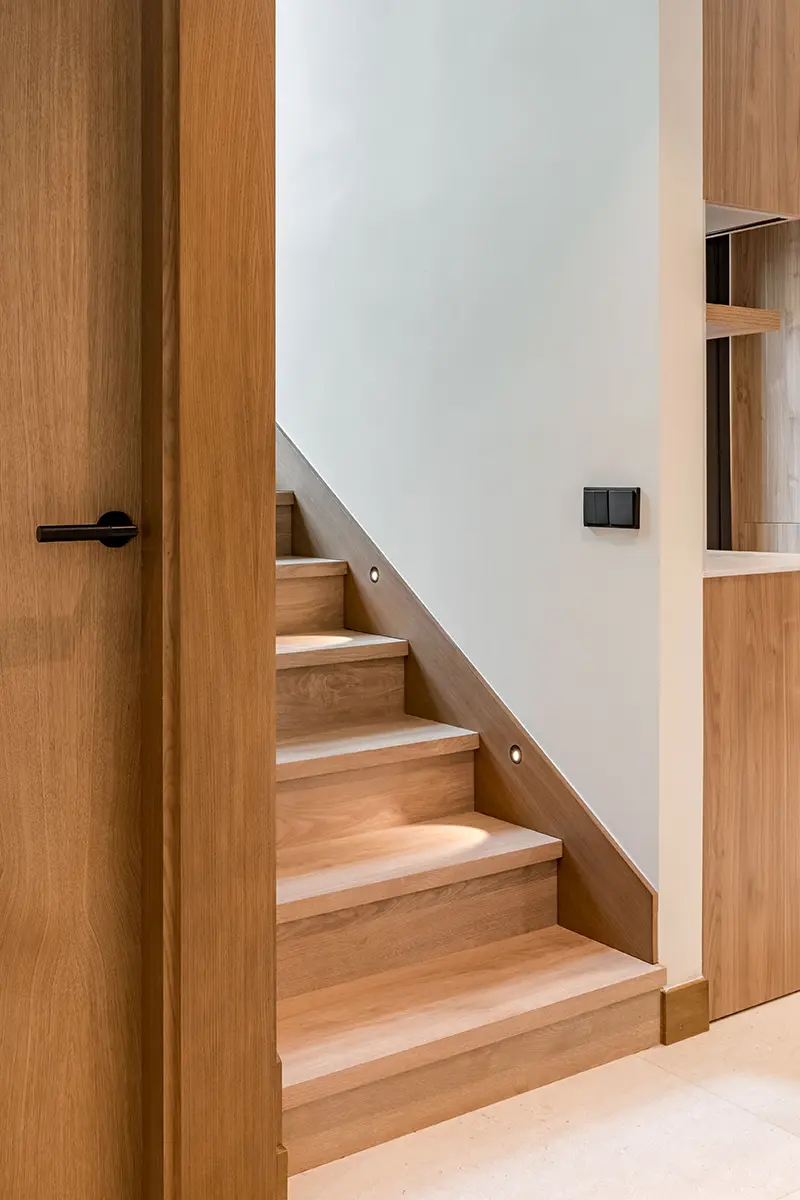 Escalera con peldaños de madera