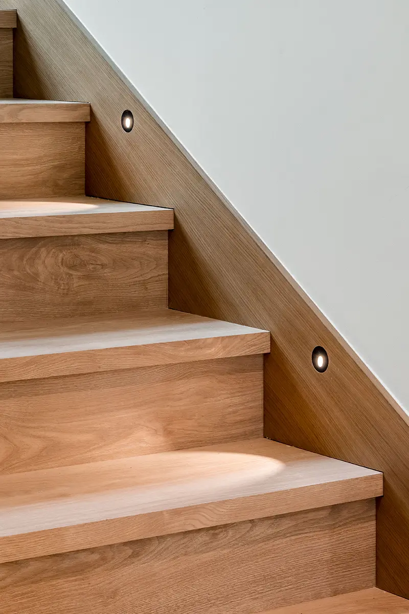 Peldaños de escalera en madera de roble