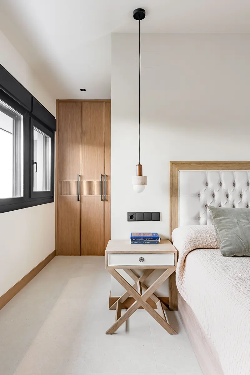 Dormitorio juvenil con cabecero y armarios a medida