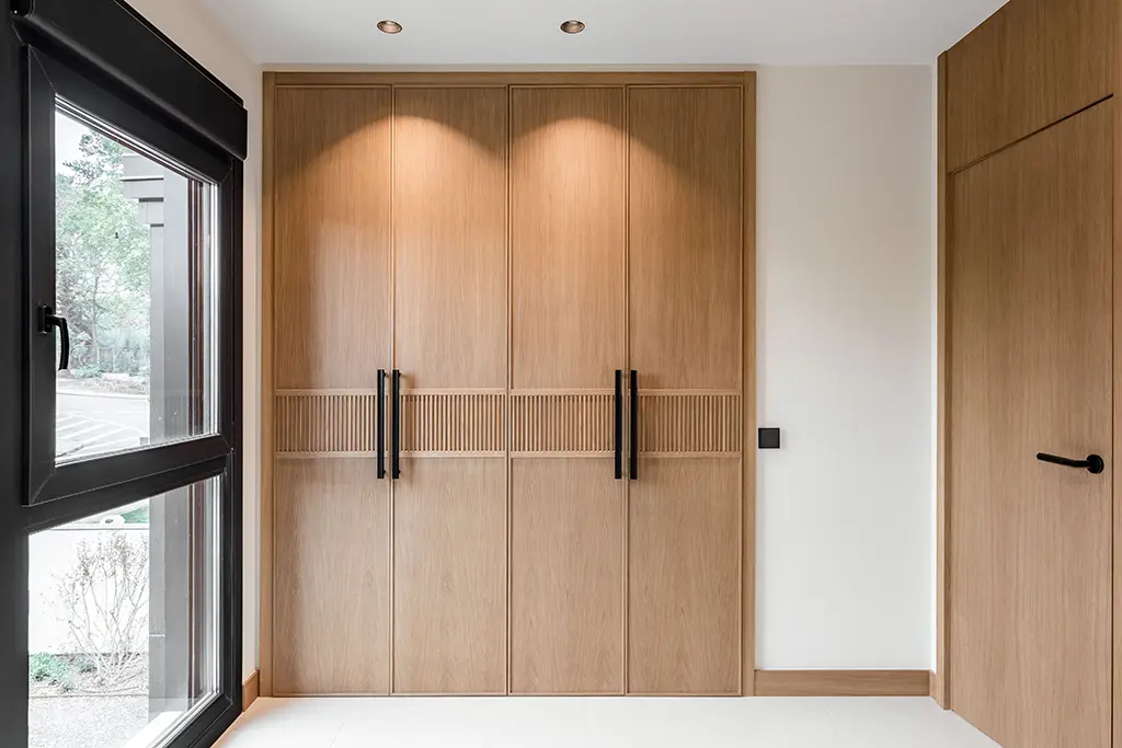 Armario a medida con puertas en roble