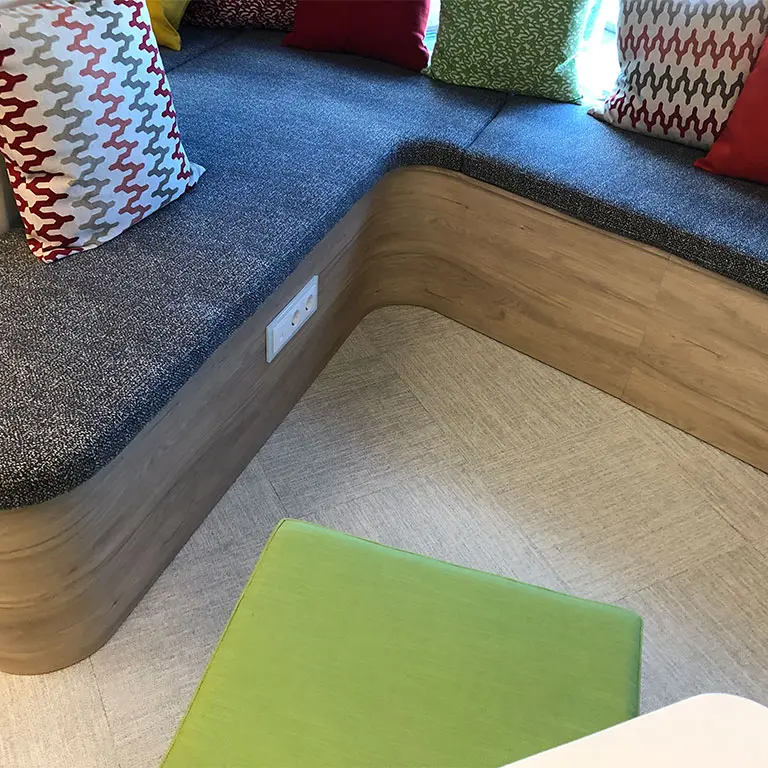 Detalle del banco rodeando una columna