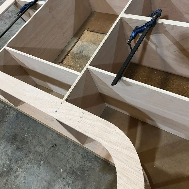 Estructura interior en madera del banco corrido