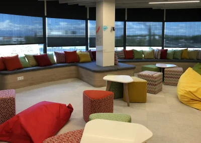 Banco de madera: interiorismo de empresa