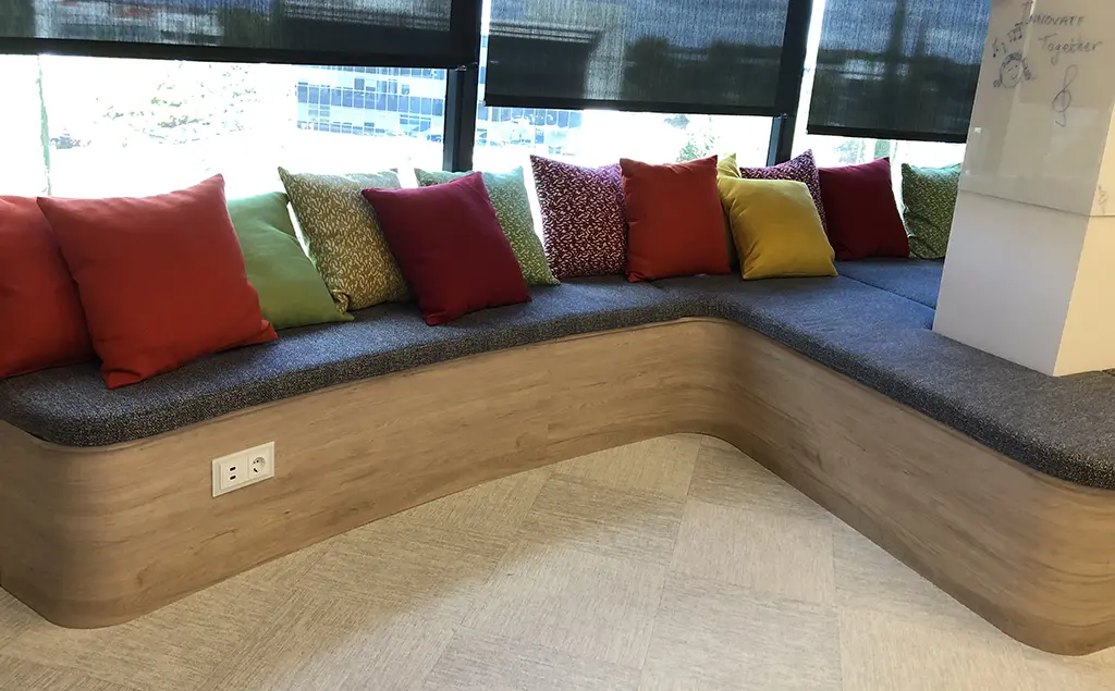 Banco de madera corrido con curva