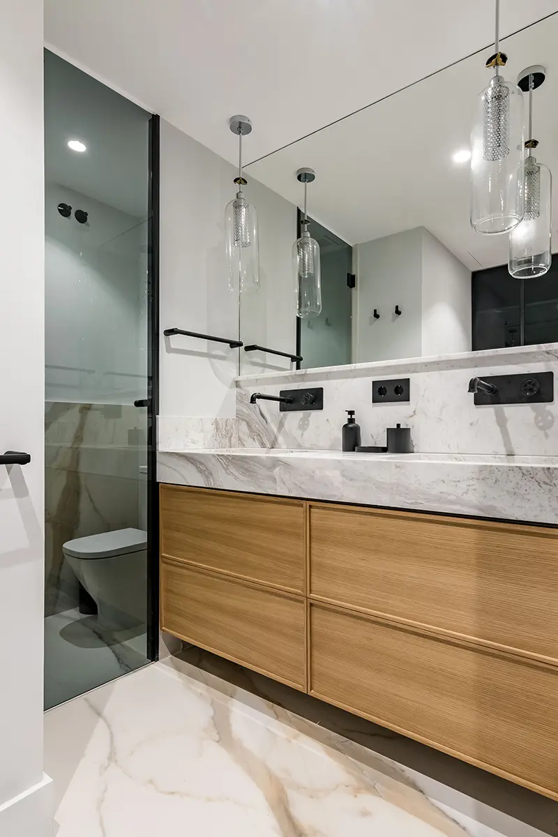 Baño habitación de matrimonio con mueble en roble