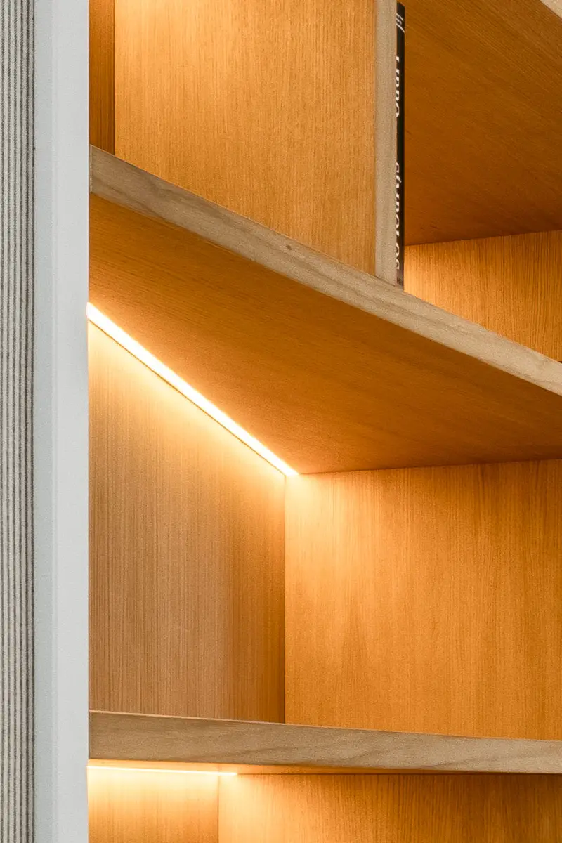 Detalle de la iluminación LED en librería a medida