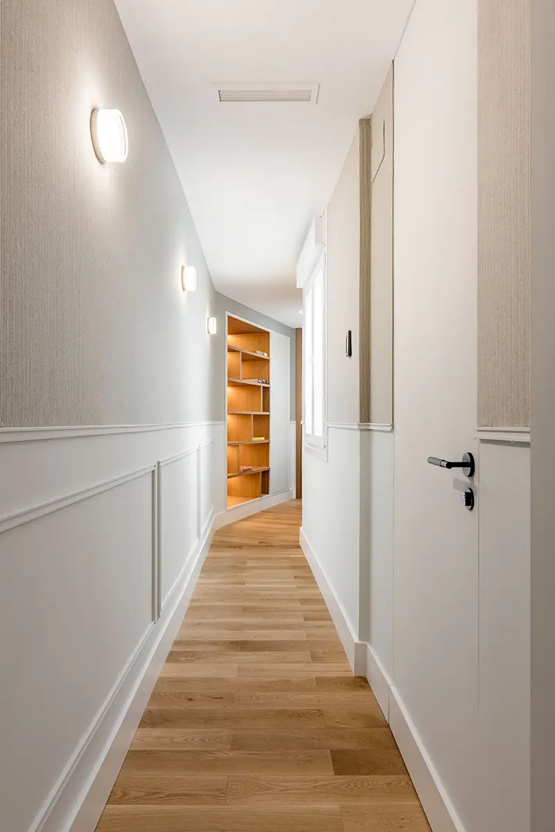 Vista desde el fondo del pasillo de la librería a medida