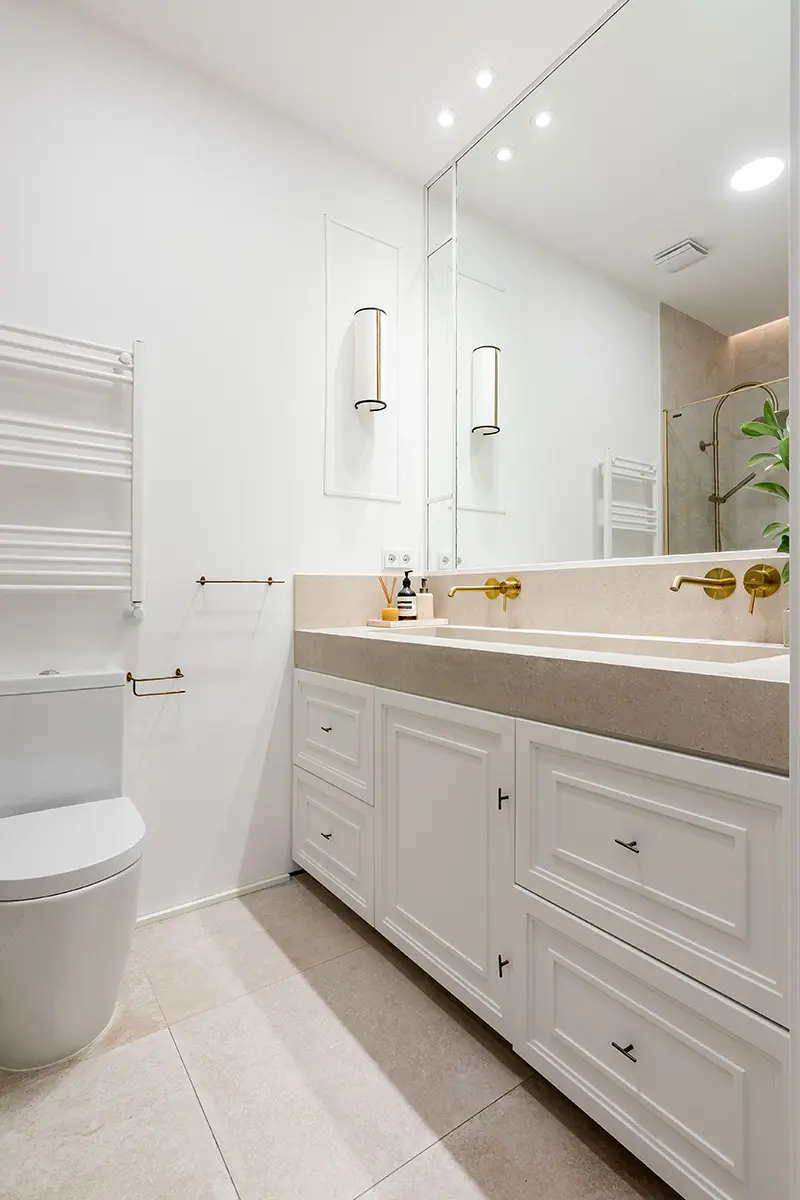 Mueble de baño a medida con puertas y cajones en blanco