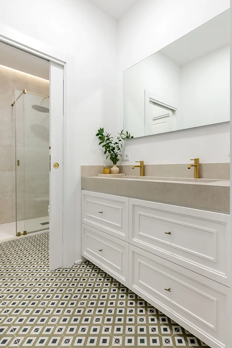 Baño principal con mueble a medida con lavabo sobreencimera y grifería latonada