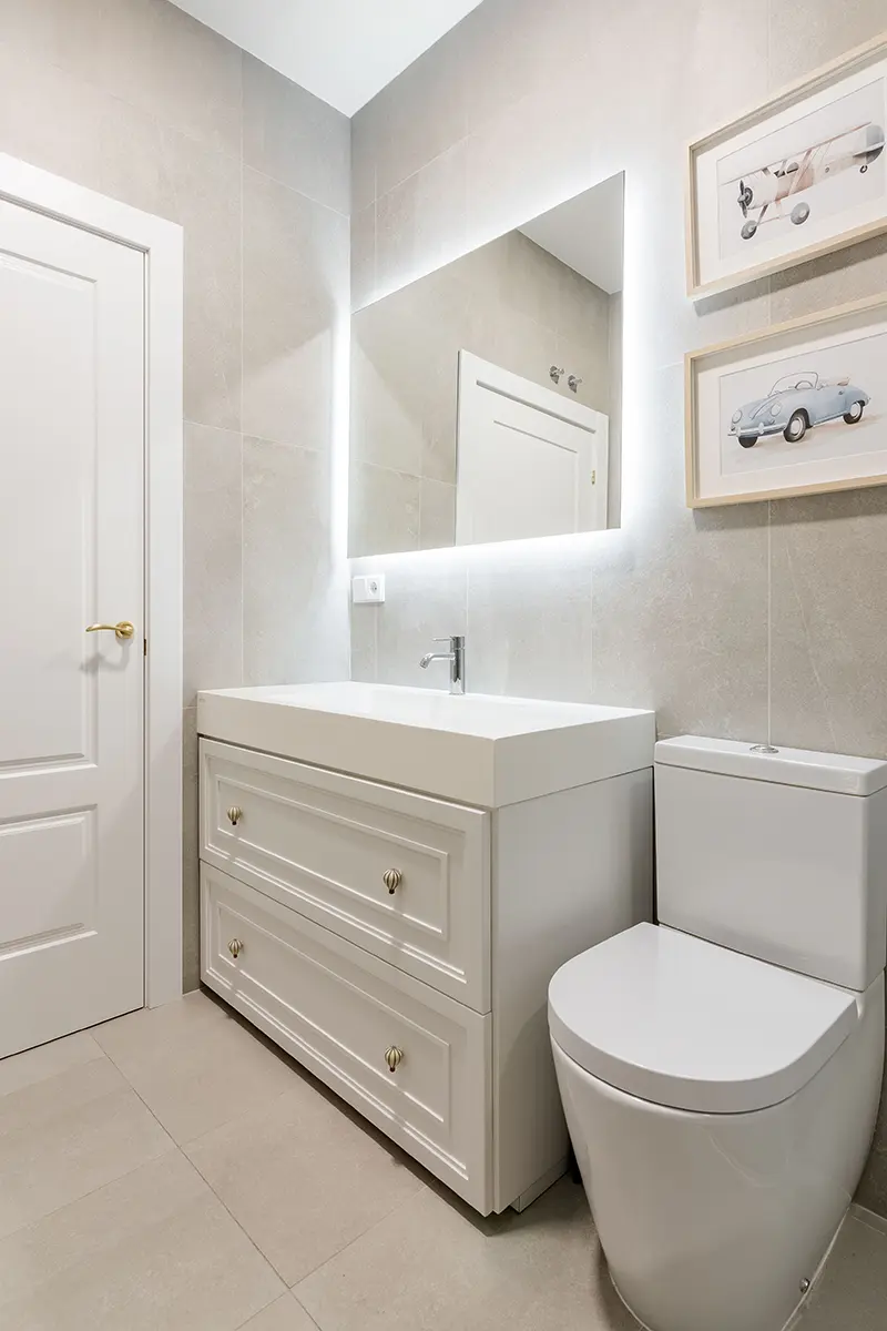 Mueble de baño a medida con dos cajones y un lavamanos sobreencimera