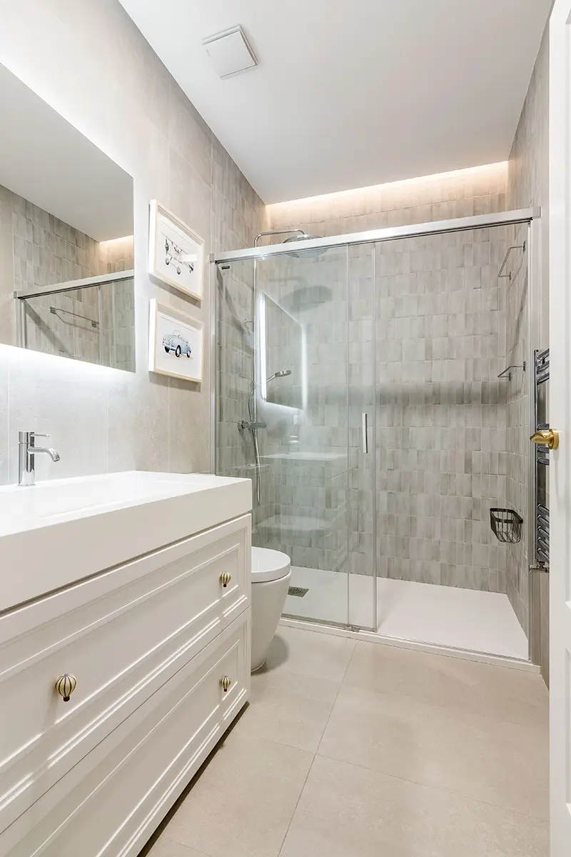 Baño secundario con mueble a medida