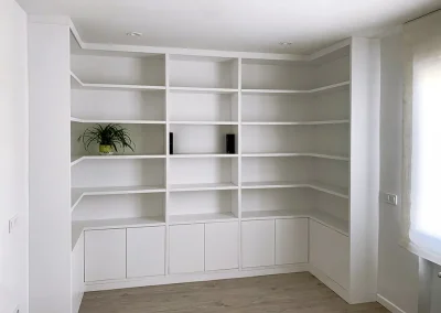 Librería esquinera blanca