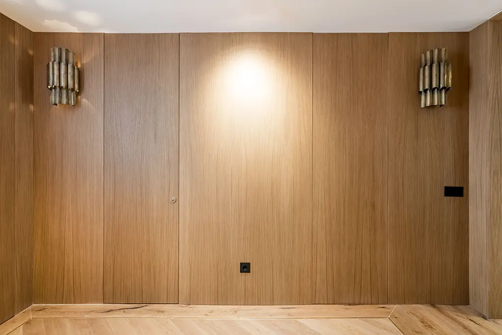 Puertas ocultas en madera de roble a medida
