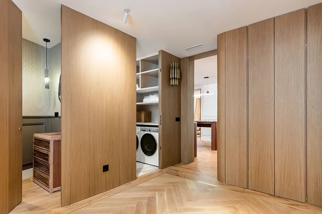 recibidor con puertas ocultas abiertas