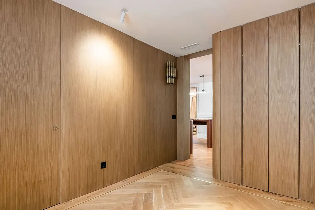 Recibidor con puertas ocultas