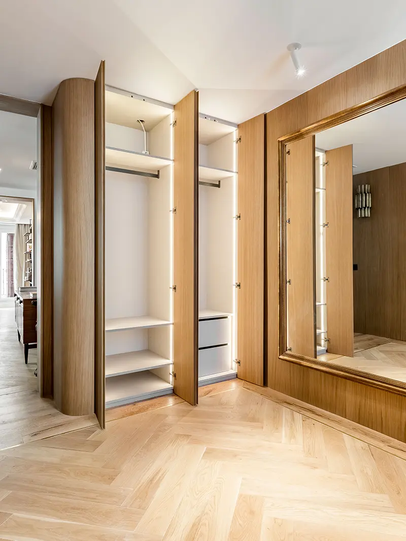 Puertas abiertas del armario mostrando el interior