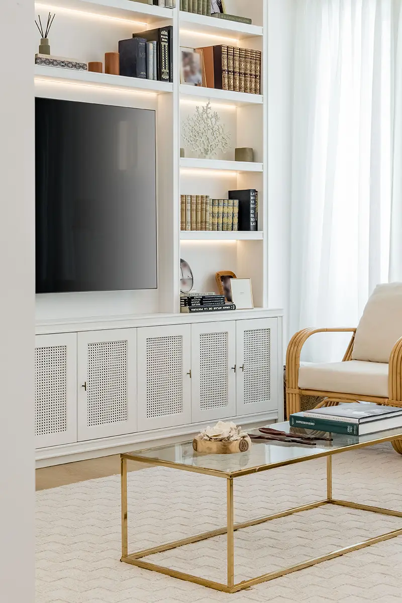 Mueble de baño a medida con puertas y cajones en blanco