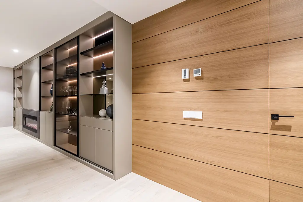 Vista lateral del mueble con panelado de madera y puerta invisible