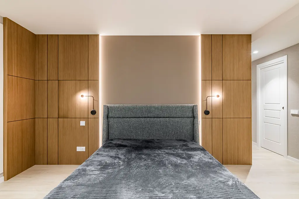 Cabero de dormitorio de matrimonio y pared panelada en roble