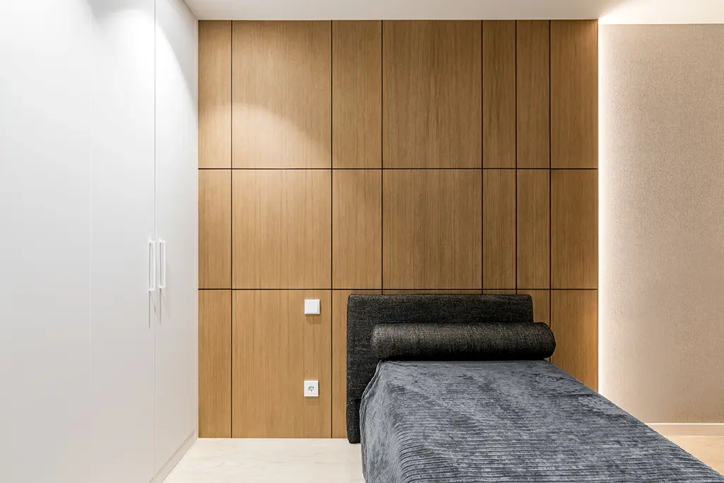 Panelado de roble en la pared del cabecero